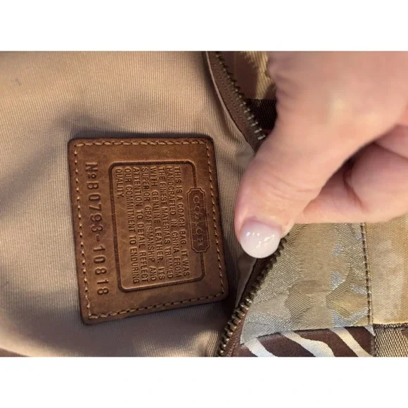 Vintage COACH Vintage  Signature Patchwork Crossbody Color Tan - Picture 3 of 6